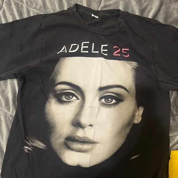Tops - Adele 25 graphic Tshirt
